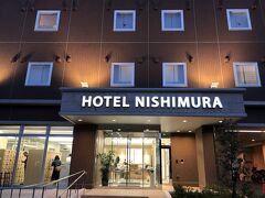 今日の宿泊は富士市内の「HOTEL　NISHIMURA」へ。
昨年オープンした新しいホテルです。
1泊朝食付きで4800円と超リーズナブル。
ビデオオンデマンドも見放題です。
少し変わっている所があって、フロント横で下足を脱いでスリッパに履き替えます。
よって館内は土足厳禁です。 