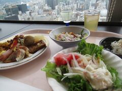 朝食は25階のレストランでビュッフェでした。
スパークリングワインも広島のご当地グルメもあり、大満足でした。