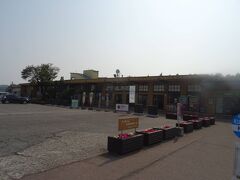 村上駅に2時45分着。
なんだか思った以上に手持ちぶさたになっちャったヨ。

おしゃぎり会館や村上城跡に行っても、
かえってバスの時間におくれてしまうだけだと思うケド、
せめてこの時間に小国町通りあたりを、
もう少し歩いておけば良かったかもしれないヨ…。
