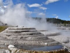 続いて訪れたのはワイラケイ・テラス。段丘状になった源泉および、その温泉を利用した入浴施設やスパがあるというものである。そもそも13歳以下の小児は入浴お断りのため、今回は源泉の見学のみ。