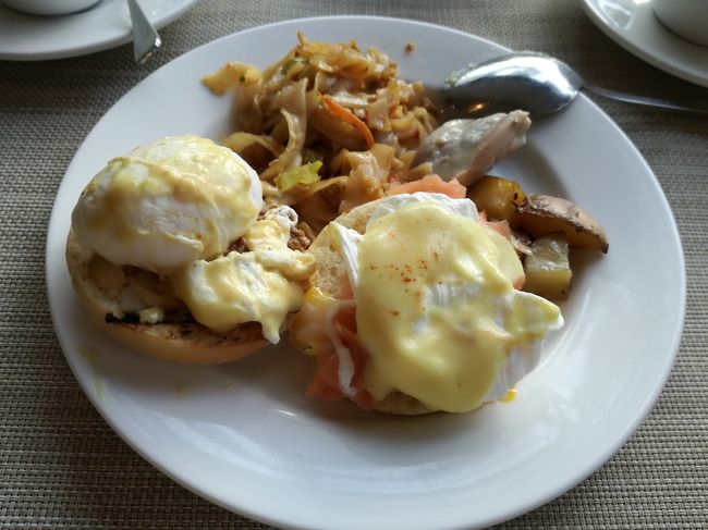 こちらでもエッグベネディクトを。具はスモークサーモンとビーフがありました。