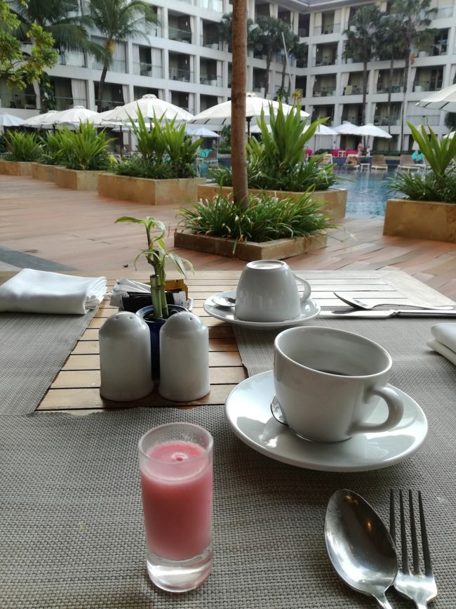 ジュースステーションのお姉さんがこちらもいかがですか？と持ってきてくれたジュース。何味かよくわかんなかったけど美味しかったです。