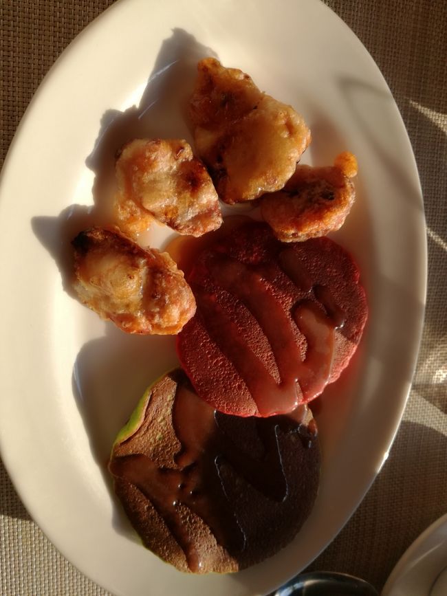 カラフルなパンケーキと揚げバナナ。