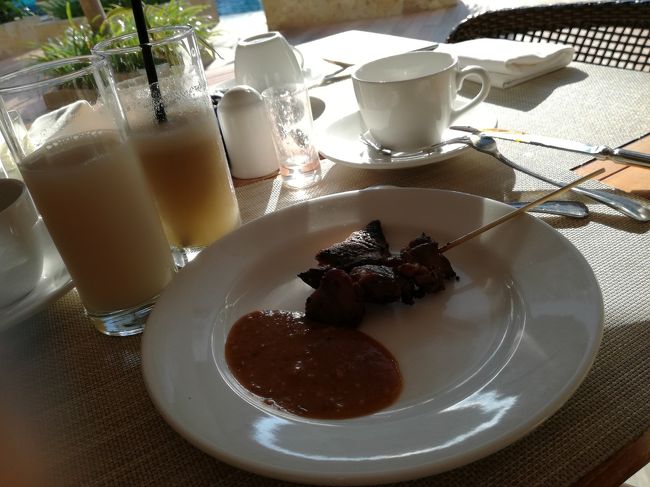 新たに作ってもらったジュース達とサテー。