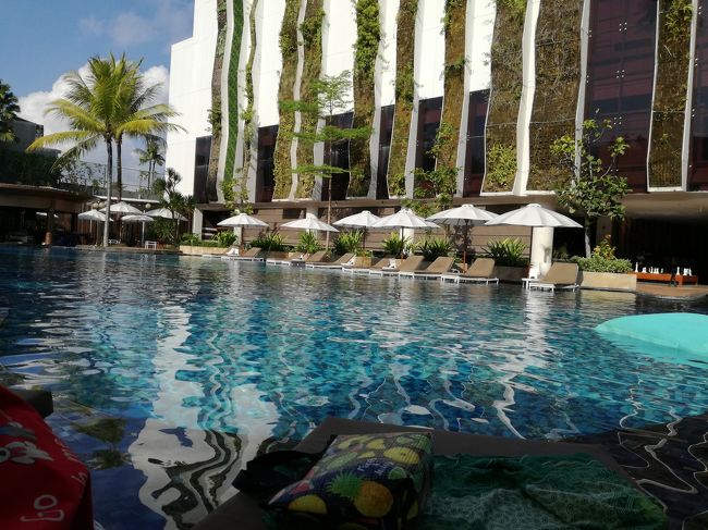 特等席を確保！チェアーが半分プールに浸かってます。