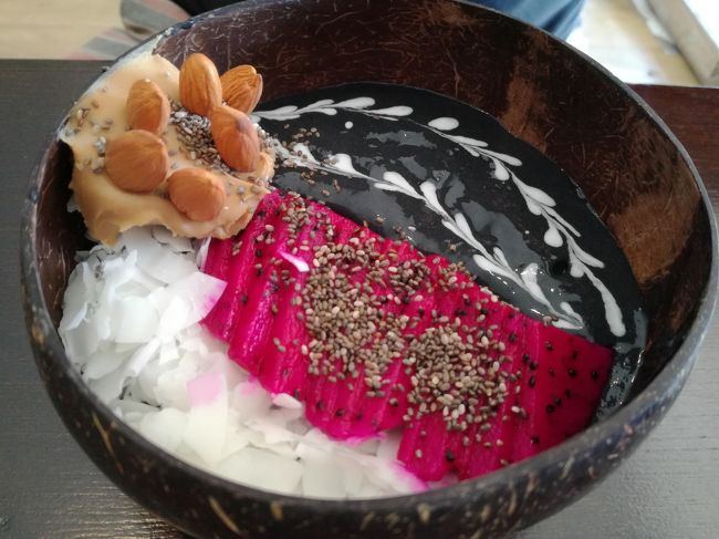 ランチはオシャレ系カフェ、Beach Bowlで。お洒落なだけに、お値段も東京並に立派です。こちらはブラックボウル、、みたいな名前だったはず。