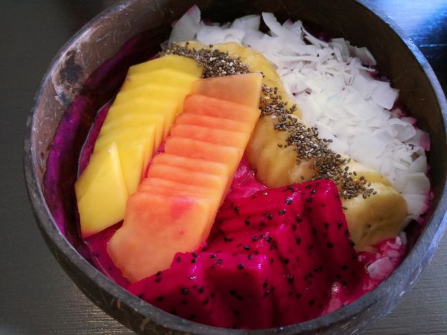 こちらはマンゴリシャスかなんかだった気が。。でも季節じゃないのか、マンゴーが固い、すっぱい。。。パパイヤも味しない。ドラゴンフルーツは普通、バナナだけが救いでした。そして下は山盛りのドラゴンフルーツシャーベットなのでかなり冷えます。健康的なランチをと思ったけど、冷えすぎてお腹痛くなりました。。