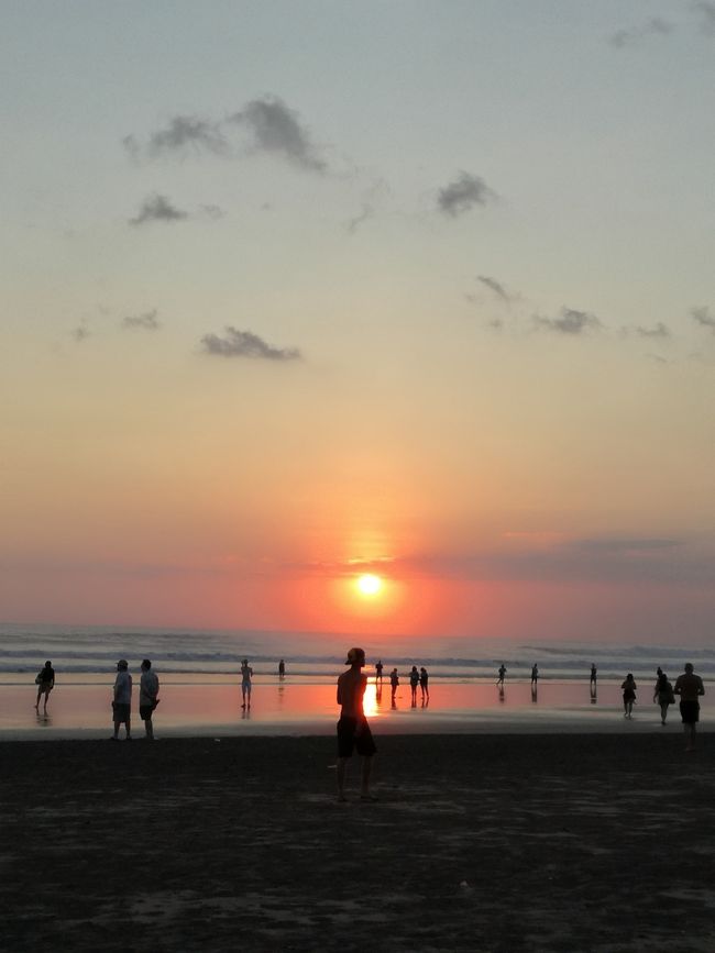 クタビーチよりも落ち着いた感じでゆったり見られました。