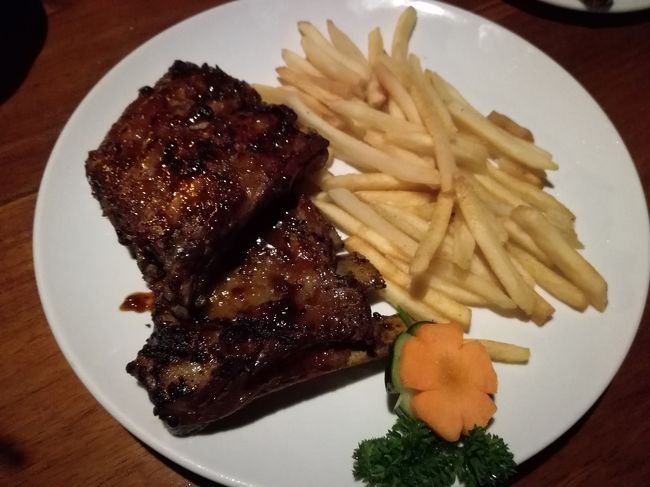 スミニャックビーチからの帰り道にふらりと立ち寄ったレストランで夕ごはん。ホテル内のレストランみたいですが、そんなに高くなく美味しかったです。<br />ポークリブは柔らかくて、前日のお店より断然美味しかった！