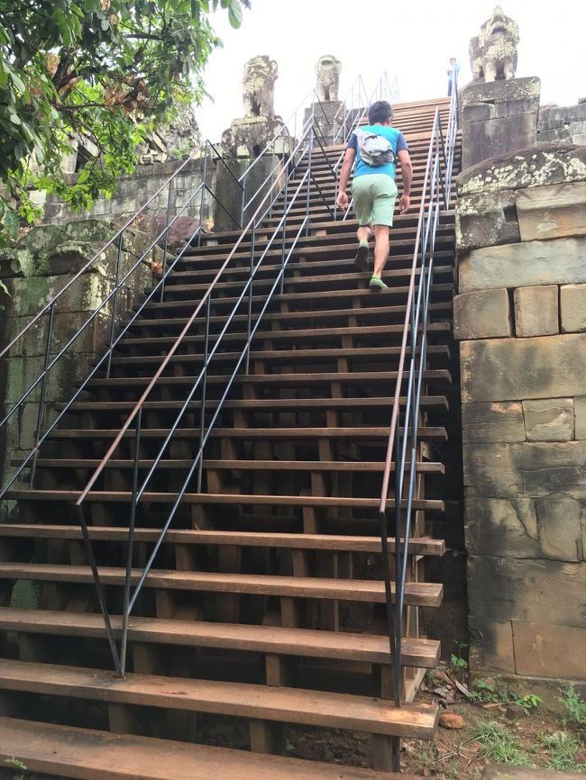 Phnom Bakeheng<br />サンセットの名所です。<br />山の上にあるので、山道を20分ほど進むとこのような階段が出てきます。<br />日の入りは18時ですが、16時にはここで場所取り合戦。<br />