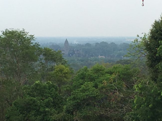Phnom Bakeheng<br />頂上の景色<br />アンコールワットがのぞいているのわかりますか？
