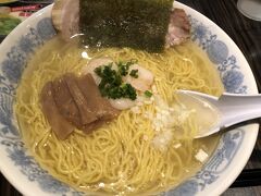 浦咲ラーメン駅前

人気のラーメン屋さんです。
えび塩ラーメンをオーダー