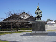 ●加藤清正像＠名古屋城界隈

名古屋城の天守閣の工事を担当した加藤清正氏の像がありました。
そして、奥には、名古屋能楽堂。