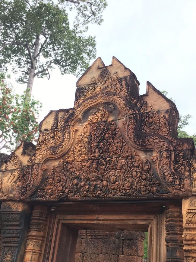 門の上部分。<br />細かい彫刻が施されています。