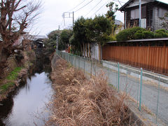 本覚寺まで来たら、やはり妙本寺に行かないと。
寺の前に架かる鎌倉十橋のひとつ夷堂橋で滑川を渡る。
橋の上からの眺めは、鎌倉駅近くにしては穏やかな感じ。