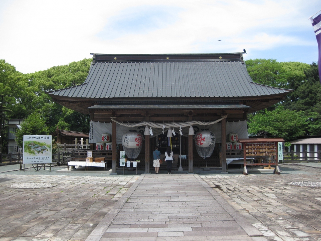 周辺は高畑公園として整備されており、厳かな中にも明るい雰囲気のある、参拝者も多い神社でした。
