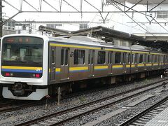 成田乗換
京浜東北線のお下がり２０９系ですが、いい使い方ですよね。
ラインに黄色を使ってるのも見栄えがします。普通に考えるとスカ色（横須賀総武線）ですし