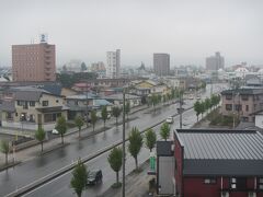 2日目は1日雨降りの予報で朝から本降りの雨。
ホテルで朝食バイキングを頂いてから米沢を出発。
