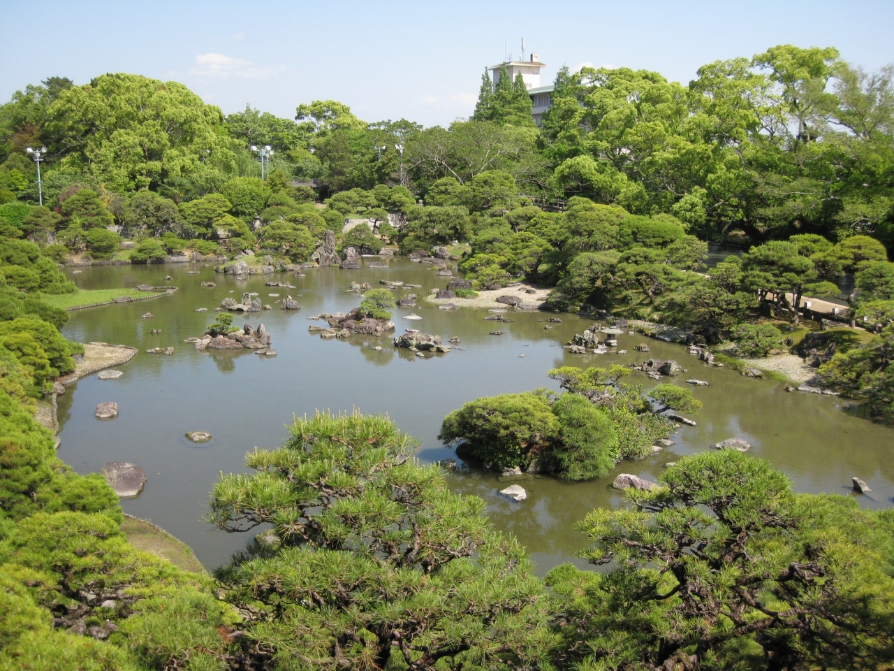 松濤園（しょうとうえん）と言われる庭園です。
