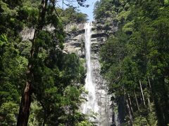 　鳥居の先に、しぶきを上げて流れ落ちる滝が出現しました。
　これが有名な那智の大滝なのか。
　落差水量日本一の滝だと言うことですが、なるほど、それだけの迫力はあるものだ・・・
　じっと立ち続けます。