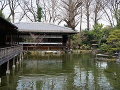 東本願寺から東に少し歩いて渉成園へ。東本願寺の庭園です。