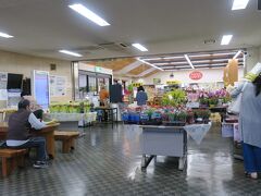 お腹いっぱいのまま近くの道の駅・湯の川に立ち寄ります。足は痛いしお腹いっぱいだし、外は大雨だしでしばらくベンチで休憩です。