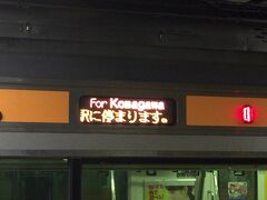 拝島駅で八高線に乗り換えます。
八高線は205系や209系、E231系が使用される路線ですが、この列車は中央線カラーのE233系が充当されます。