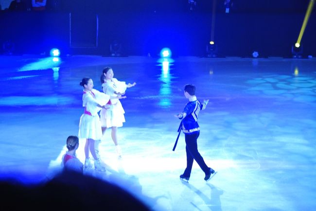 エンディングで、カザフ衣装を来た出演者にデニスが近づいて挨拶する演出。