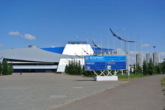 表からアリーナを見た図。普段はホッケーの試合などが行われています。