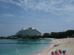 ビーチハウスから見た朝のビーチって静かでいい。せっかくだし何かしてみようと思いウェイクボードに挑戦。沖に出てボードに足を固定し、モーターボートにロープで引っ張られるやつです。何度も海に落ち、筋肉痛だけど楽しかった。