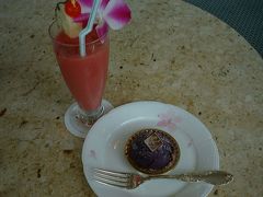 バスの待ち時間にロビーのカフェで。1泊2日の沖縄旅行も、もう終わりなんだなと深ける。もしまた来る機会あれば、もう1泊くらいの旅にしたいと思うくらいに、居心地の良さ。