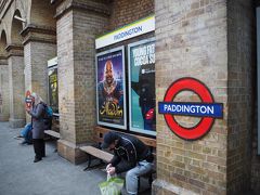 この駅のマークがロンドンらしくて好き。
路線を乗り継いで最初の目的地へ！