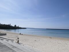 着替えて、ホテルの前のパイナガマビーチに来ました。本州の天気が嘘のように宮古島は晴れています。勿論ものすごく暑い。