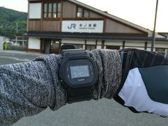 深夜2時に自宅出発する予定が寝坊して3時半出発になりました。
スタート地点である木ノ本駅には5時半到着です。
コンビニで買った朝ごはんをほおばり、5時45分にビワイチ開始。
木ノ本駅前にある駐車場（無料）をお借りしました。