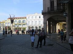 「ピエハ広場」に到着しました。
1559年に造られた由緒ある広場で、コロニアルな建物が広場を取り囲んでます。