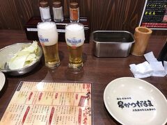 定刻通り12時に新大阪駅到着。奥さんがお腹空いたとの事なので、『だるま新大阪駅なか店』に入ります。お昼時ですが並ばすに入店可能。店内はほぼ満員！まずはビールで乾杯！ランチビールは休日の醍醐味ですね～