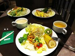 早安（おはようございます） ！(^o^)丿
ホテルの朝食。お粥系とそのオカズが充実してました。
今日は、生野菜たっぷりサラダとオカズも少々。