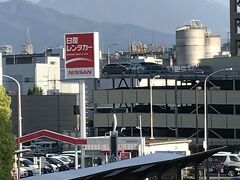 品川から熱海行きの普通列車に乗り、熱海で乗り換えて、三島駅着。
新幹線ホームから富士山がくっきりと。
こだまの始発に乗って、浜松へ向かいます。