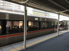 浜松駅で朝食をとり、弁天島へ向かいます。
普通列車ながら、フルリクライニングの特急型車両が使われていました。