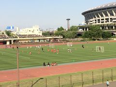 JR横浜戦で、今回は小机駅まで移動。
日産小机フィールドでは、少年サッカー大会をやっている。
この光景を見ながら日産スタジアムを歩くのがとても好き。
（ただこの道ではトリコロールタイムズは配布していない。）