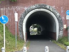 小堤山公園の中をトンネルで通る