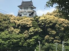 展望台小山城。
天守閣は犬山城を模したもので、４００年前の小山城にあったものとは異なる