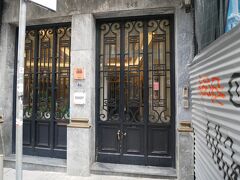 サンベント駅に到着し、ほど近い宿泊先　Casa dos Loios by Shiaduを目指します。
今回の旅はスーツケース持参の移動なので、なるべく駅に近い場所を選びました。
特にポルトは坂道の街なので、できるだけ駅に近いほうがいいです。
こちらのホテルは本当に駅近で、スタッフもとても親切フレンドリーです。内装もおしゃれな感じで、満足のいくホテルでした。