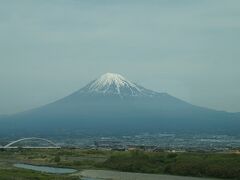 東京への新幹線の車中、きれいな富士山が見えました