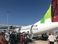 マラガ空港から小さめの飛行機でリスボンに向かいます。
タラップも小さい！
