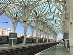 赤線で3駅目がオリエンテ駅。
14：09発のAP（ポルト行き列車）まで、1時間ちょっと時間があったので、駅前のヴァスコダガマショッピングセンターをひと廻りしました。
オリエンテ⇔サンベントのチケットは2か月前にポルトガル国鉄のサイトで購入しました。（往復52ユーロ）
サンベント駅の手前のカンパニャン駅で乗り換えます。カンパニャン駅の手前の駅でも大勢降りるので、そこでつられて降りそうになります。気をつけなくてはなりません。

