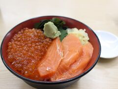 ランチ

どこのお店が良いか

わからず、適当に入りました

イクラと鮭の親子丼と生ビール


美味しく頂きました

（ワサビ多すぎ）

