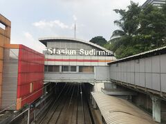 通りを挟んで反対側がKRLのスディルマン駅になります。