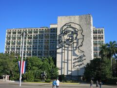 観光の定番コース、「革命広場」の内務省の壁にはチェ・ゲバラの肖像が
（右下の文字は、「勝利よ永遠に」と書かれている。）