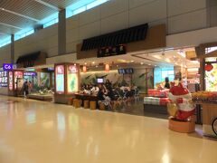 　二時間ほどのフライトで台北へ。桃園空港は構造がコンパクトで機能的なので、トランジットが滅茶苦茶楽です。出発ゲートがテーマパークみたいになっていたりもします。二時間のトランジットなので、長すぎず短ぎずちょうどいいくらい。